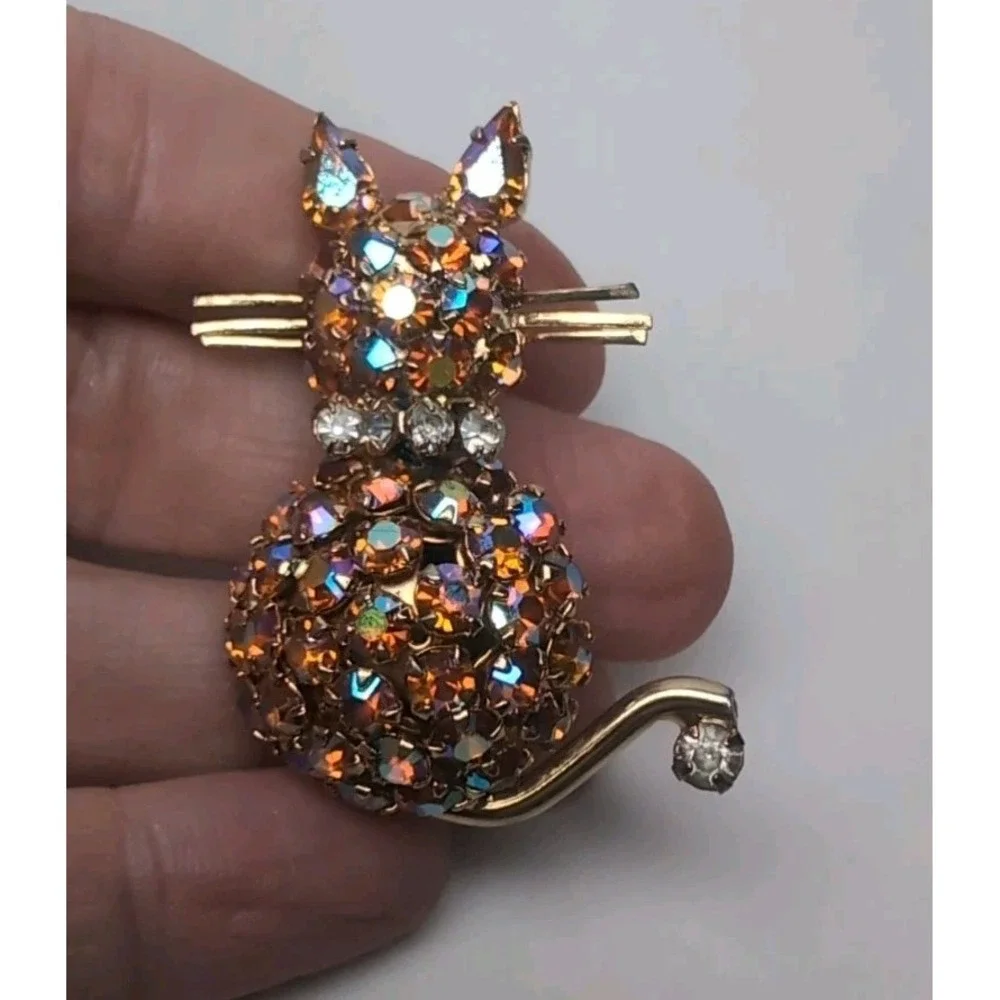 WARNER Cat Brooch Gold Tone Auroras Borealis Rhinestones Vintage Kitty Pin